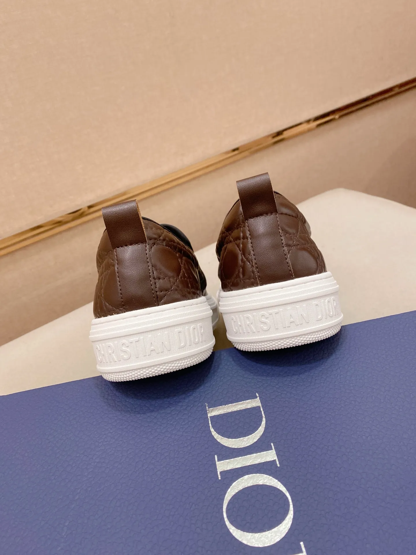 Factory price: 380💰 (leather lining * velvet lining optional) [Dior·Dio*] new casual sports style men's shoes, brand new design, perfect workmanship, slip-on lazy style to create cabinet quality, upper: imported first-layer cowhide, sheepskin lining is soft and comfortable, ultra-light rubber wear-resistant outsole, simple, versatile men's shoes, size: 39-44. Can be customized.45.46.47